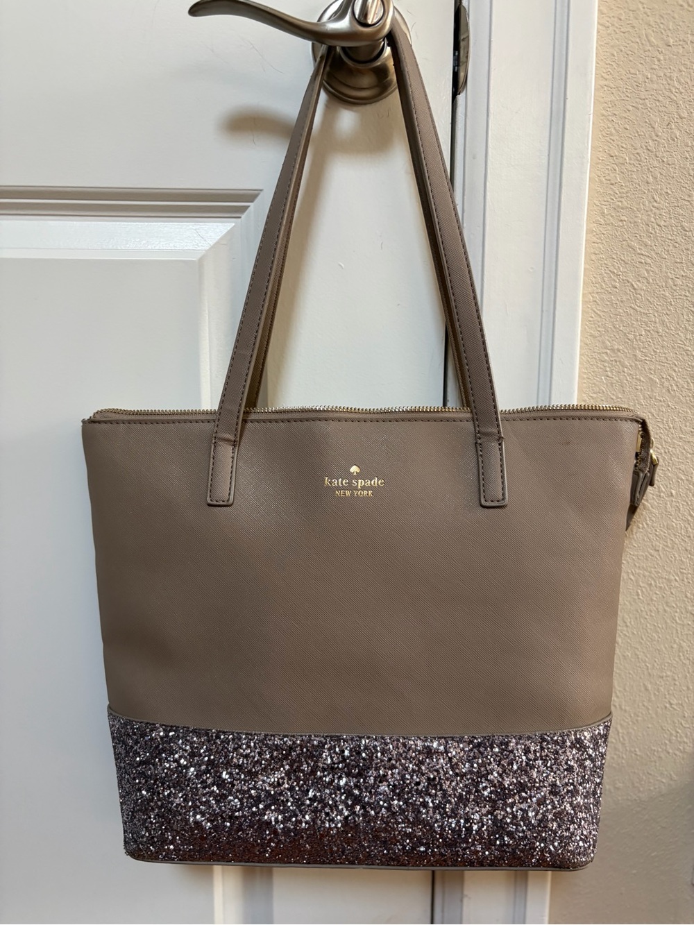 Kate Spade New York Greta Court Penny Tote Bag Glitter Taupe Leather Cityscape